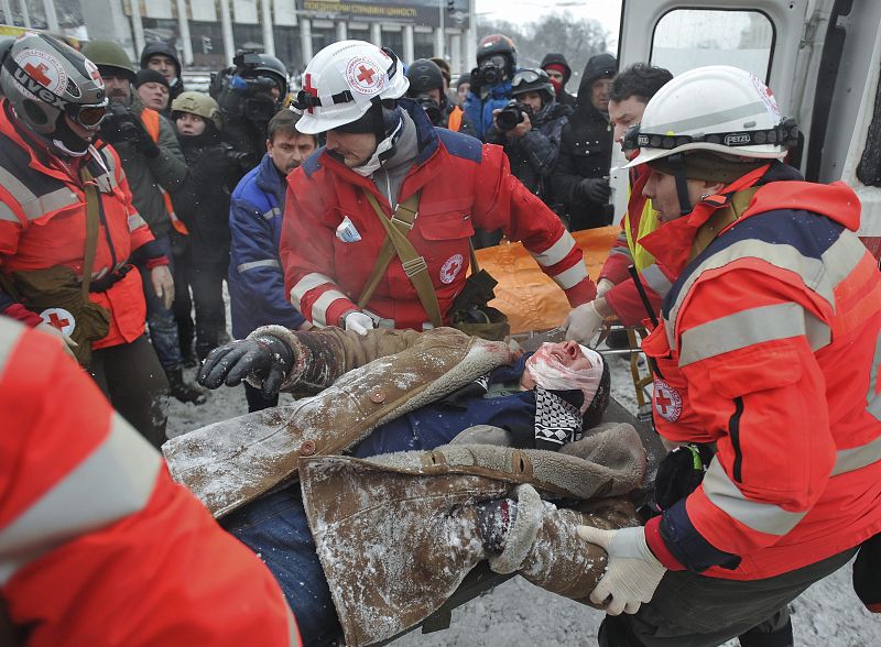 LA FISCALÍA DE UCRANIA CONFIRMA LOS DOS MUERTOS POR BALA EN EL CENTRO DE KIEV