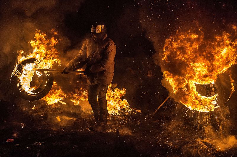 Los manifestantes encienden hogueras con neumáticos para mantener alejados a los antidisturbios y calentarse contra las temperaturas de -15ºC