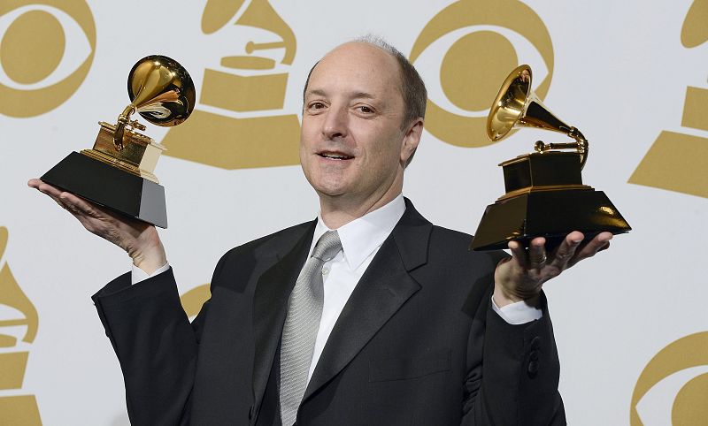 El productor David Frost levanta sus dos Grammys al álbum mejor producido, 'Winter Morning Walks', y a productor del año.