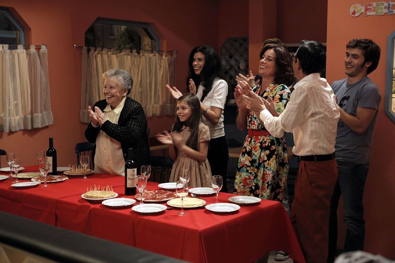 No falta nadie: Toni, Carlos, Inés, María, Herminia... Hasta Clara, Desy y Paco han querido sumarse a la celebración de las 52 primaveras de Mercedes.