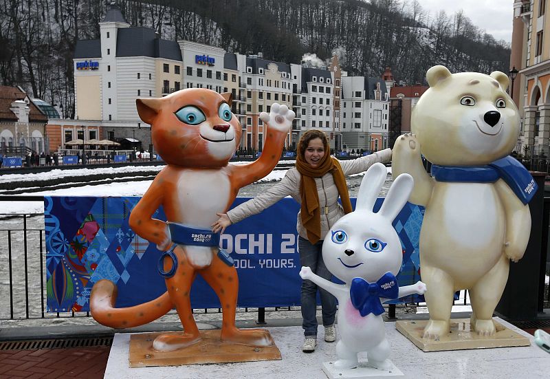 Una mujer posa con las mascotas de los Juegos de Invierno de Sochi.