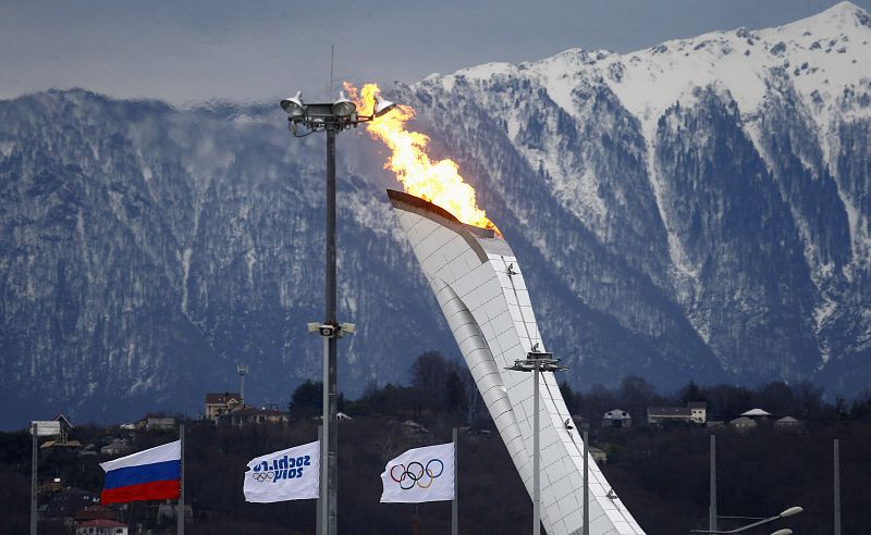 La llama Olímpica arde en la ciudad de Sochi, esperando a que comiencen los Juegos.