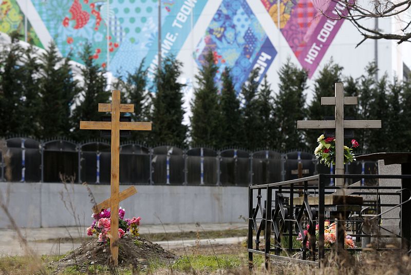 Cruces de un cementerio próximo al estadio olímpico de Sochi.