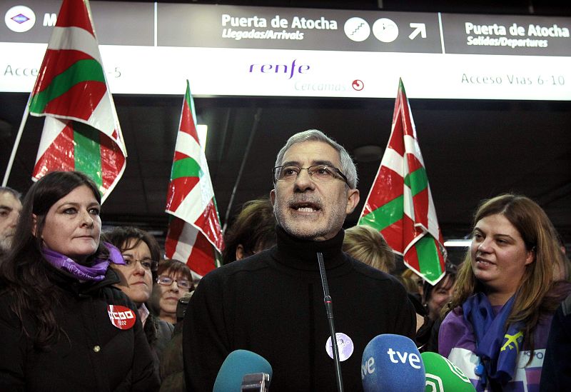 El diputado de IU Gaspar Llamazares en la estación de Atocha, desde donde ha partido la manifestación contra la reforma del aborto.