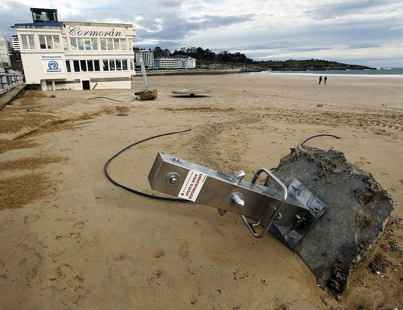 Una ducha arrancada de cuajo en la playa del Sardinero (Santander). El Ayuntamiento de Santander solicitará este martes a la administración central la declaración de zona catastrófica para las áreas afectadas por el temporal de este fin de semana