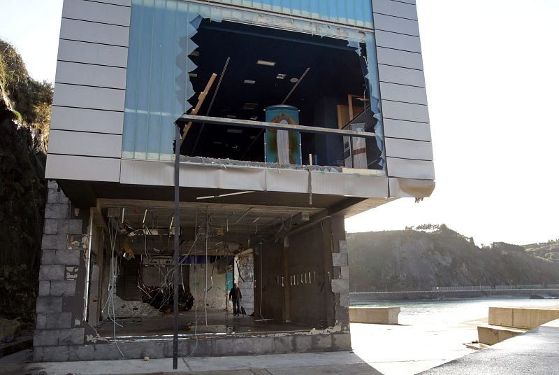 Aspecto del Museo del Calamar Gigante de Luarca destrozado tras el fuerte oleaje. El temporal marítimo de las últimas horas ha provocado olas de hasta nueve metros en la costa asturiana y ha causado numerosos daños en el litoral del Principado.