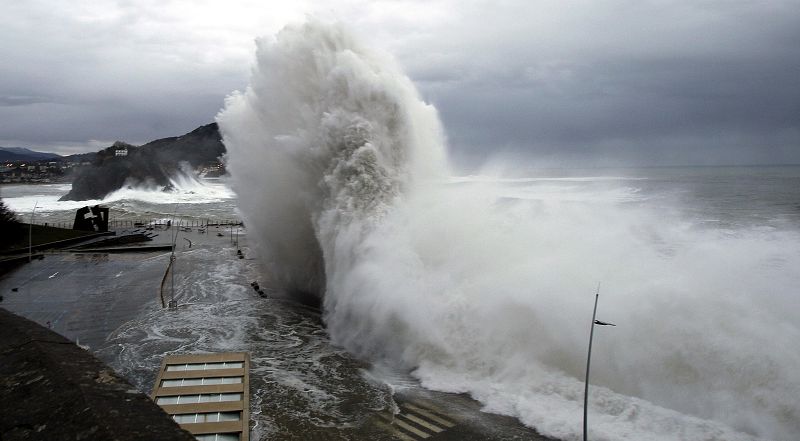 El oleaje rompe contra el paseo Nuevo de San Sebastián en pleno temporal