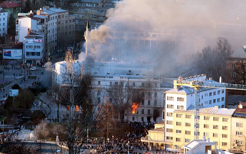 LOS MANIFESTANTES ATACAN EN SARAJEVO LA SEDE DE LA PRESIDENCIA BOSNIA