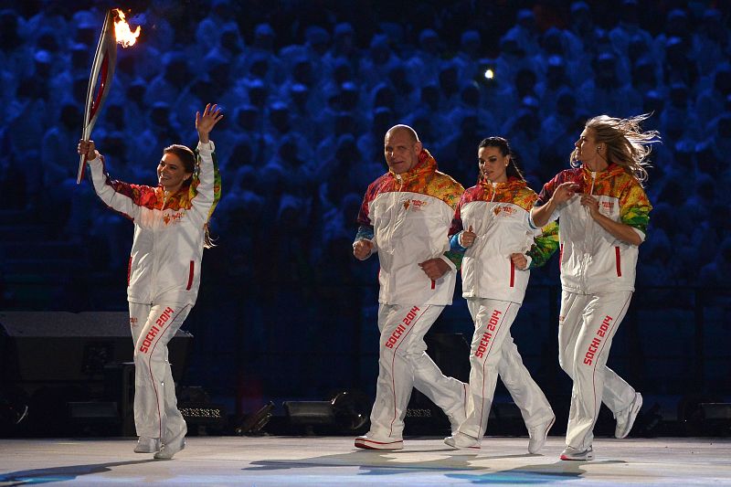 Alina Kabaeva, Alexander Karelin, Elena Isinbaeva y Maria Sharapova han sido los últimos relevistas antes de Vladislav Tretiak e Irina Rodniná.