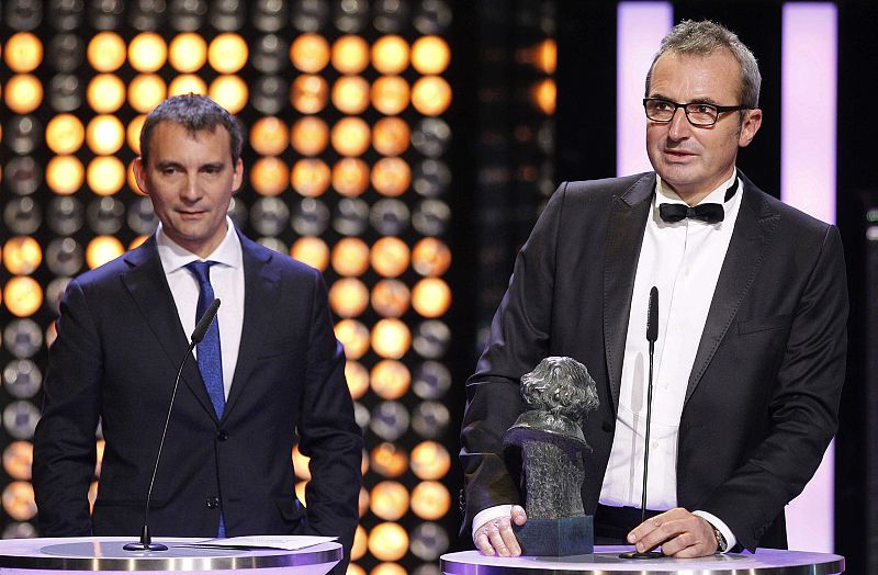 Los guionistas Alejandro Hernández y Mariano Barroso tras recibir el Goya al Mejor Guión Adaptado, por la película 'Todas las mujeres'.