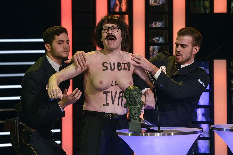 Joaquín Reyes haciendo un 'Femen' pidiendo que se suba el IVA cultural, durante un sketch en la gala de los Goya 2014.