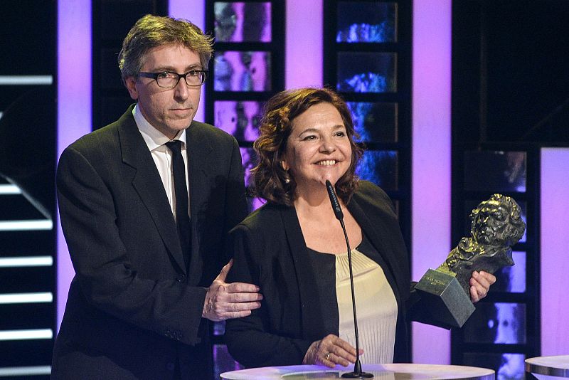 David Trueba ha sido el gran triunfador de la noche. Su película, 'Vivir es fácil con los ojos cerrados' ha obtenido seis Goyas. En esta foto recoge rl de Mejor Película junto a la productora Cristina Huete.