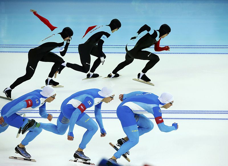 Jamie Gregg (Canadá) y Pekka Koskela (Finlandia) compiten en los 500 metros de patinaje en pista corta