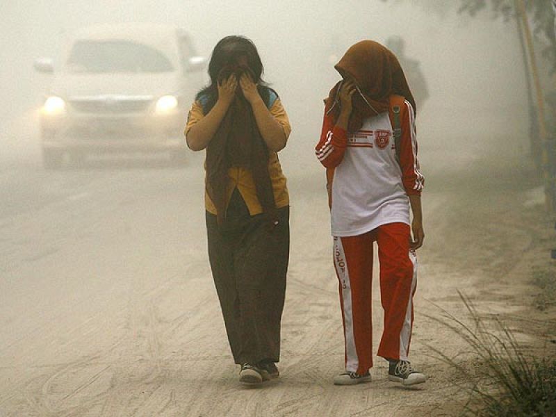 La erupción del volcán Kelud ha lanzado cenizas y piedras a gran distancia