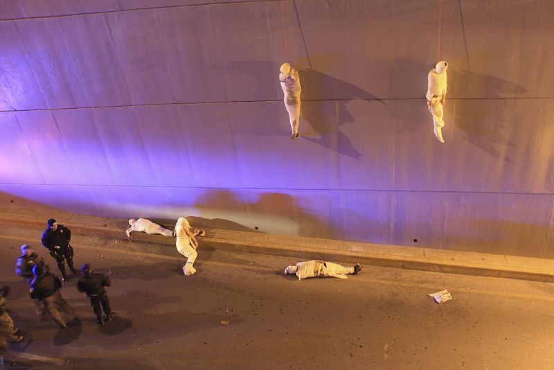 Fotografía de Christopher Vanegas, fotógrafo mexicano, tercer premio en la categoría de asuntos contemporáneos. La Policía encuentra cuerpos en Saltillo, Coahuila, Mexico.