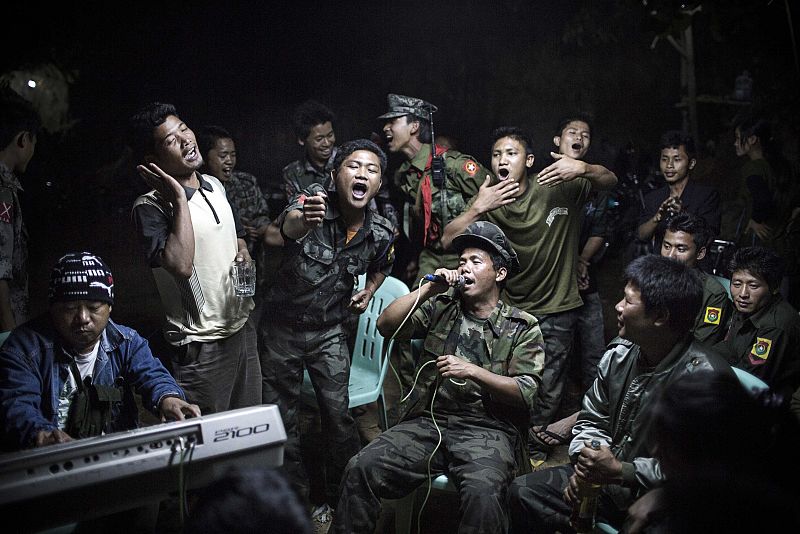 Fotografía de Julius Schrank, primer premio en reportajes sobre vida diaria. Rebeldes del Ejército Kachin, en Myanmar, celebran el funeral por la muerte de un comandante.