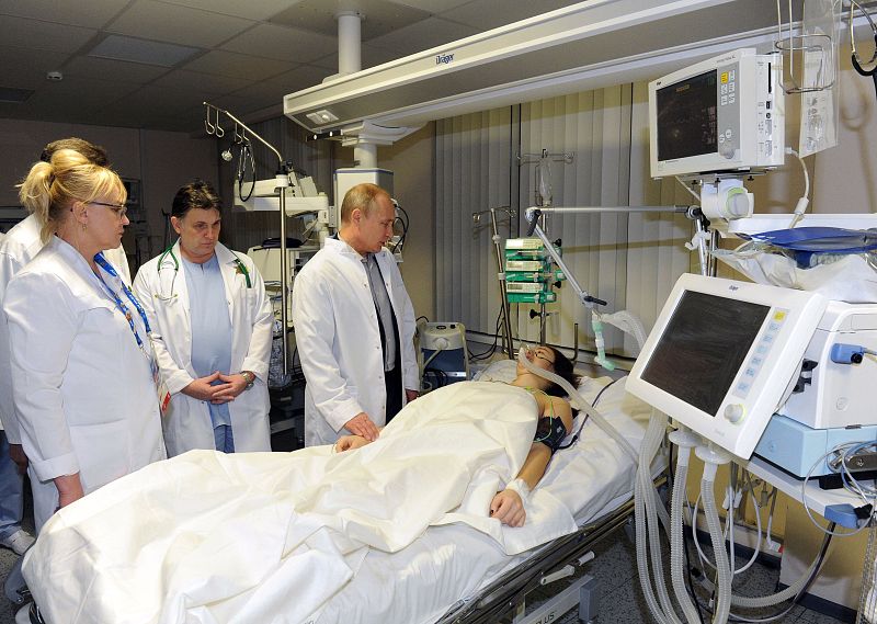 Putin visita en el hospital a la lesionada 'snowboarder' rusa Maria Komissarova