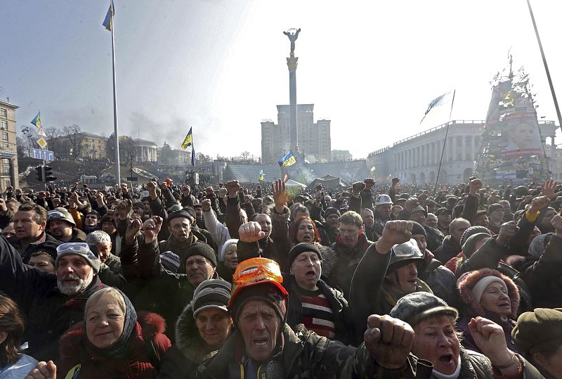 Una multitud de manifestantes antigubernamentales asisten a otra jornada de protestas en la Plaza de la Independencia, en Kiev