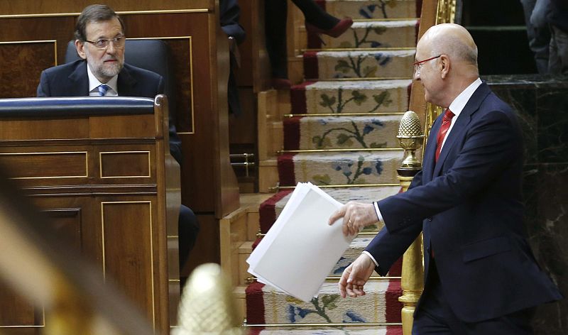 El líder de CiU, Josep Antoni Duran i Lleida, mira al presidente del Gobierno, Mariano Rajoy,tras intervenir en el debate sobre el estado de la nación