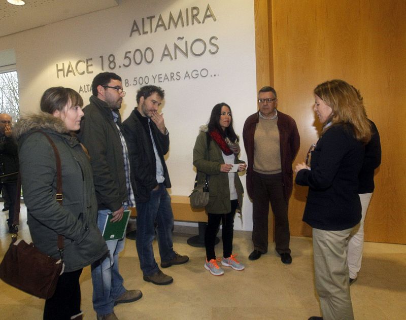 Una guia del Museo de Altamira da instrucciones a las cinco personas que han podido acceder a la cueva tras 12 años cerrado al público.