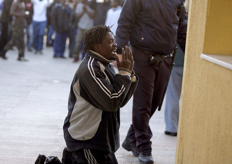MÁS DE 200 INMIGRANTES SON ATENDIDOS EN EL CETI DE MELILLA TRAS SALTO VALLA