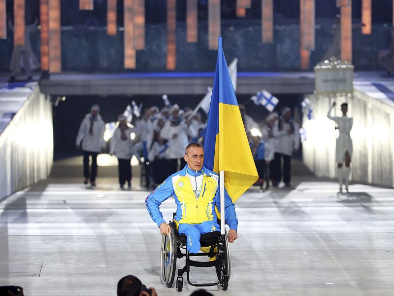 El abanderado ucraniano, el esquiador Mykhaylo Tkachenko, durante la ceremonia de inauguración de los Juegos Paralímpicos.