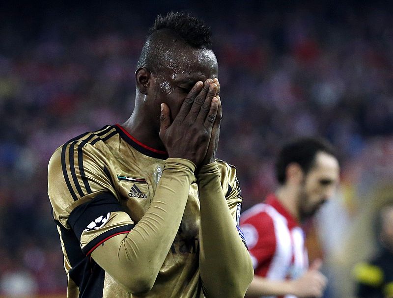 Mario Balotelli se lamenta tras fallar una ocasión frente al Atlético.