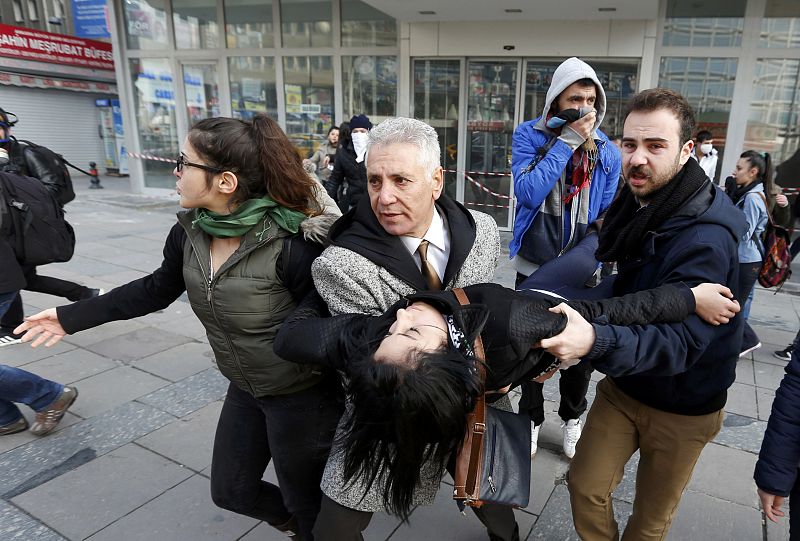 Una mujer es trasladada tras una carga policial en Ankara