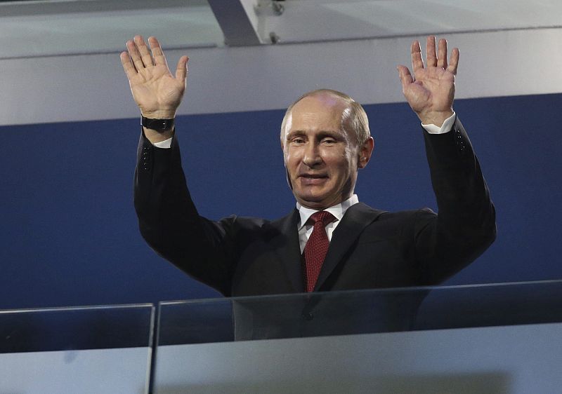 El presidente ruso Vladimir Putin saluda a los asistentes al estadio olímpico en la ceremonia de clausura.