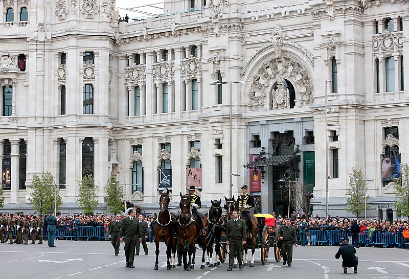 El armón con el féretro de Adolfo Suárez desfila en la plaza de Cibeles en Madrid