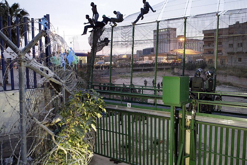 CIENTOS DE INMIGRANTES INTENTAN ENTRAR A MELILLA Y VARIOS SE SUBEN A VALLA