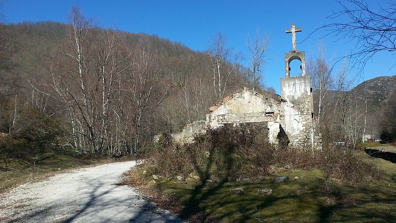 Iglesia abandonada en el poblado provisional levantado junto a la boca sur del túnel de La Engaña