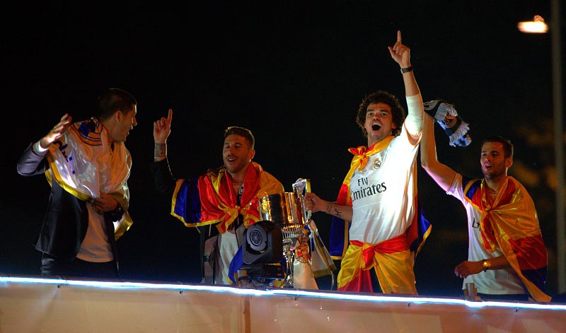 Ramos y Pepe muestran la Copa del Rey desde el autobús que ha trasladado al equipo desde el Bernabéu hasta la Cibeles en Madrid.