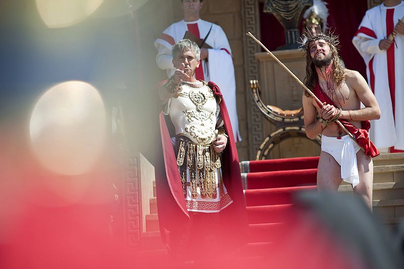 Un actor en el papel de Poncio Pilatos durante el juicio a Cristo durante la escenificación de la Pasión Viviente de Cristo llevada el Viernes Santo en las calles de Castro Urdiales (Cantabria)