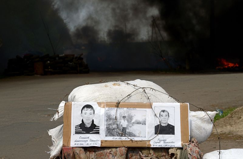 Las fotos de tres personas asesinadas en un tiroteo en una calle de Slaviansk, bastión prorruso
