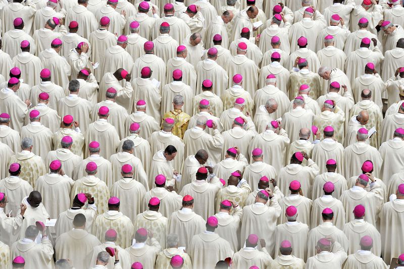 Los obispos asisten a la misa de canonización de los papas Juan XXIII y Juan Pablo II en la Basílica de San Pedro en el Vaticano.