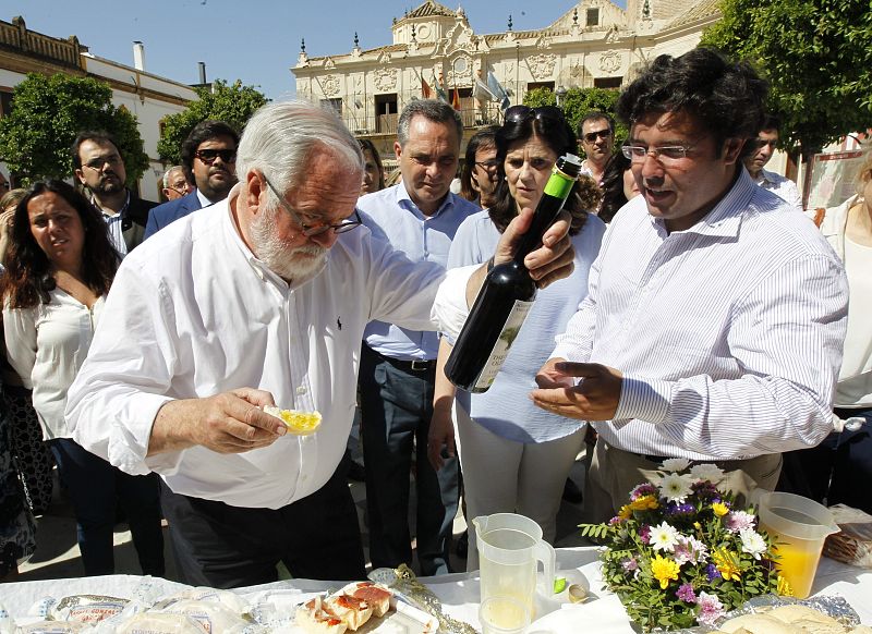 Un encuentro con agricultores de Arias Cañete en Lora del Río (Sevilla) deja hueco para un desayuno.