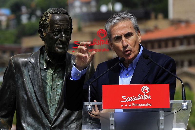 No es un candidato de piedra, es la estatua de Ramón Rubial en Bilbao observando un acto político de Ramón Jáuregui (PSOE).