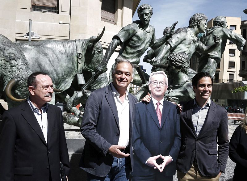 Sí, es un candidato de cartón. Una figura de Jean-Claude Juncker, el candidato del PPE a presidir la Comisión Europea, junto al que posan en Pamplona el candidato navarro del PP Pablo Zalba y el número dos popular, Esteban González-Pons.