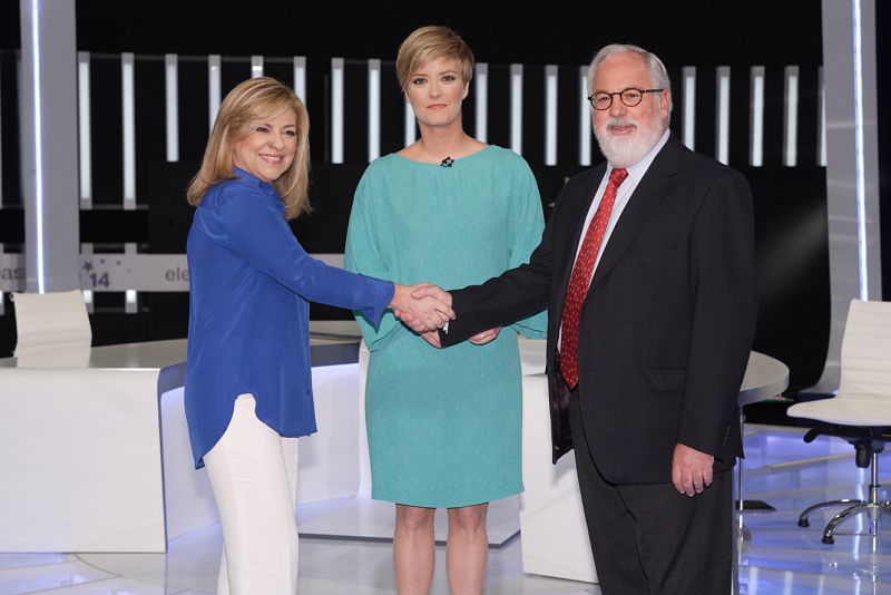 Elena Valenciano (izquierda), y Miguel Arias Cañete (derecha) se saludan delante de la presentadora María Casado, que ha moderado el debate en TVE