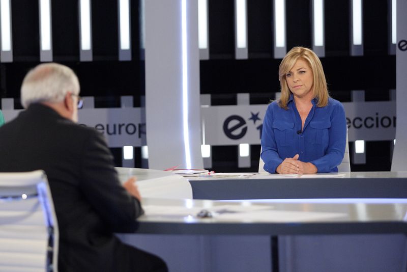 Elena Valenciano escucha la intervención de Miguel Arias Cañete durante el debate sobre las elecciones europeas en TVE