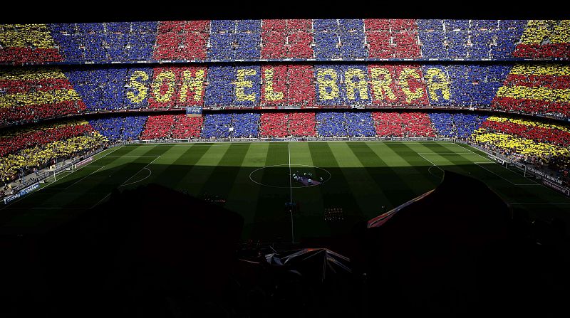 Los aficionados del FC Barcelona forman un mosaico antes del partido