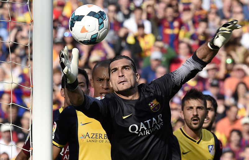 El meta José Manuel Pinto, del FC Barcelona, trata de atajar un balón