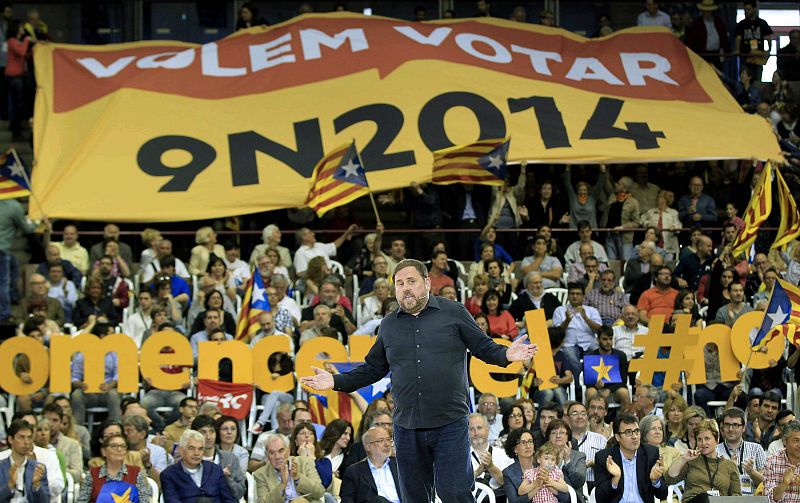 El presidente de ERC, Oriol Junqueras, durante el mitin central de su formación, con una escenografía que recuerda a las campañas norteamericanas.