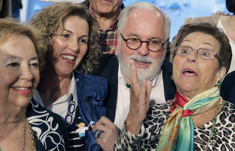 Arias Cañete y su relación con las mujeres y el machismo han sido tema de campaña. Aquí comparte foto con unas mujeres en Ordes (A Coruña).