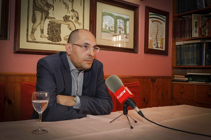 No todos los candidatos gozan de la misma atención mediática en sus actos de campaña. En la iamgen, el juez Elpidio Silva comparece en una rueda de prensa en Mérida del Movimiento Red en Extremadura.