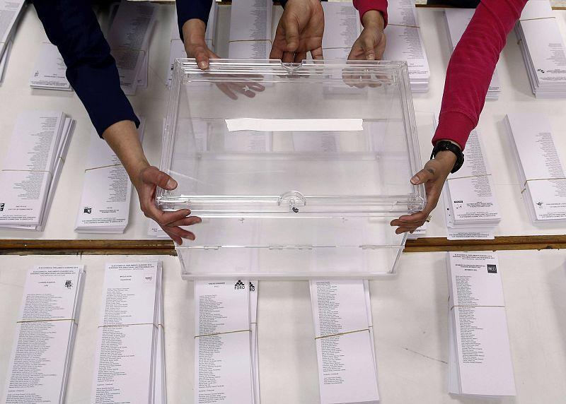 La primeras urnas y papeletas han empezado a colocarse este viernes. En la imagen, un colegio electoral de Pamplona.