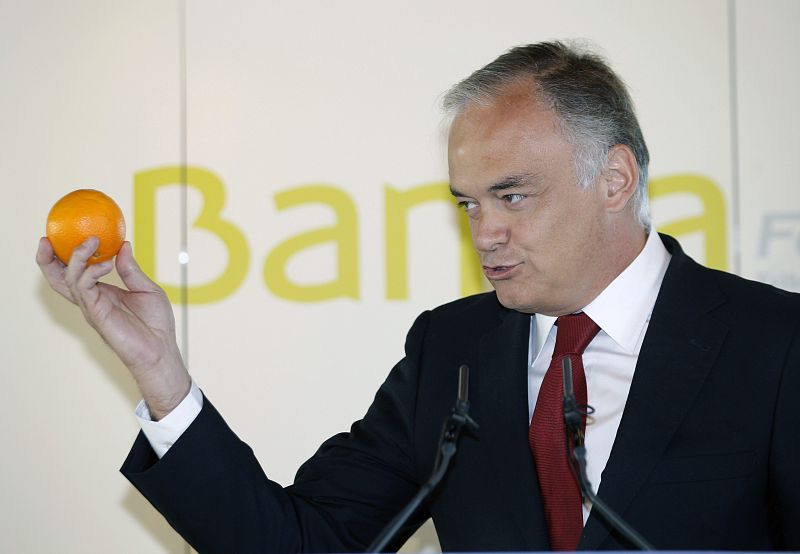 Una naranja valenciana en la mano del candidato valenciano González Pons, en el Fórum Europa Tribuna Mediterránea.