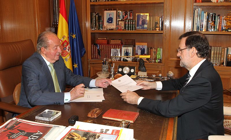 El Rey Juan Carlos decide abdicar en su hijo, el Príncipe de Asturias