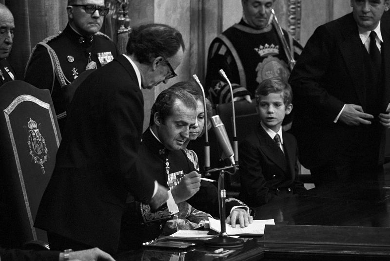 EL REY JUAN CARLOS DECIDE ABDICAR EN SU HIJO, EL PRÍNCIPE DE ASTURIAS